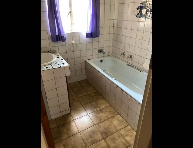 10 BEDROOM GUEST HOUSE FOR SALE IN MOOILANDE